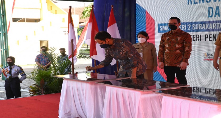 Wujudkan Sekolah Digital, Mendikbudristek Resmikan Fasilitas Baru Tiga SMK di Surakarta